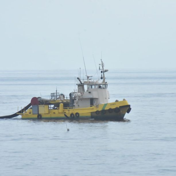 Intervento di un mezzo speciale per evitare l'inquinamento dove è ieri affondato lo yacht bruciato (foto e video)