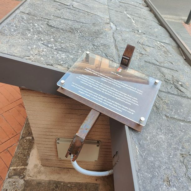 Imperia, vandali ancora in azione a Oneglia: danneggiata la targa esplicativa della 'Civitas Fidelissima' (foto)