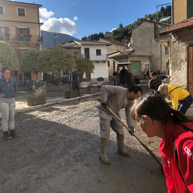 Alluvione, la valle Arroscia si rialza. Soccorritori, sindaci e abitanti scavano per portare via il fango (foto e video)