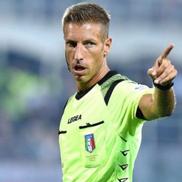 Derby greco finisce in guerriglia, Davide Massa costretto a rifugiarsi negli spogliatoi: &quot;Sono stato colpito ai genitali&quot;