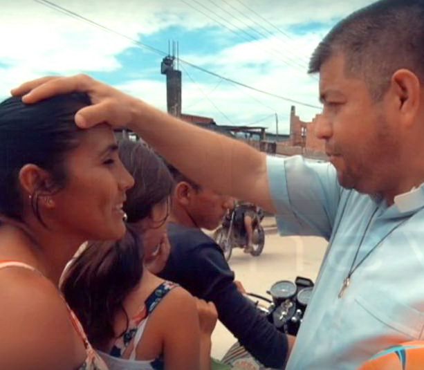“Ho sentito la vocazione con una pistola in mano”: Don Rito Alvarez si racconta. Dagli inizi come guardia dei narcos al progetto per salvare i bimbi schiavi in Colombia