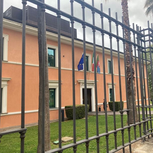 Fa minacciare di morte l'ex e le sferra un pugno a San Valentino: 41enne a processo dinanzi il giudice di Imperia