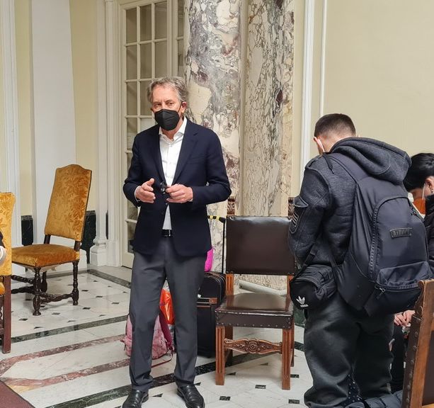 Famiglia ucraina in fuga dalla guerra raggiunge Sanremo e si presenta in Comune, Biancheri: “Siamo in prima fila nella solidarietà”