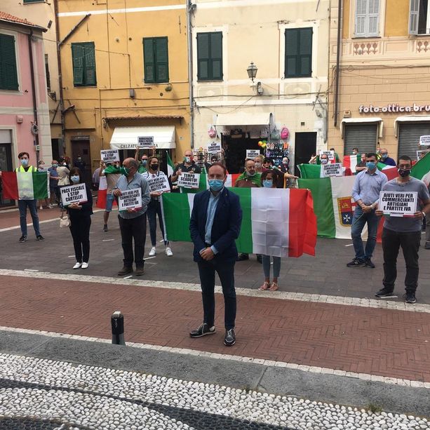 Imperia, flash mob della Lega contro le misure economiche del Governo. Di Muro: &quot;Lo Stato assente con i cittadini&quot; (foto e video)