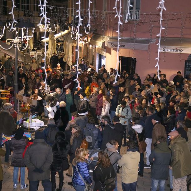 Ventimiglia: circa 150 i partecipanti al flash mob delle Sardine Ponentine alla vigilia della Giornata della Memoria (foto e video)