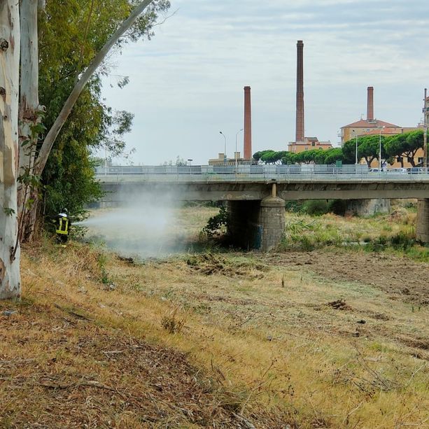 Imperia, operaio trancia un tubo del gas mentre pulisce il torrente: mobilitazione di soccorsi in via Argine sinistro (foto e video)