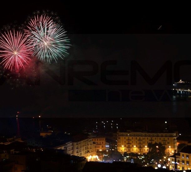 Sanremo: lunedì fuochi d'artificio a ritmo delle più belle canzoni del Festival, da Modugno ai Måneskin