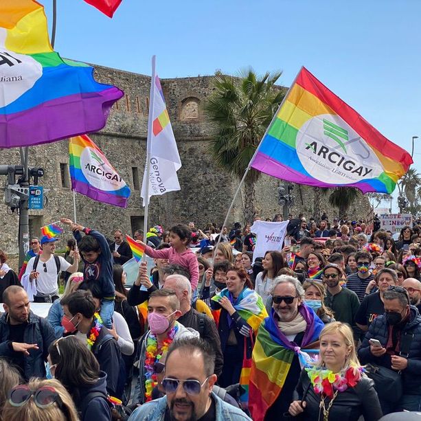 A Sanremo il primo Pride italiano dell’era Meloni: “Momento delicato, abbiamo gli occhi puntati addosso” (video)