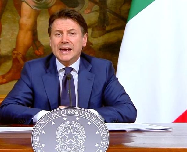 Coronavirus, Conte conferma la proroga delle restrizioni fino al 3 maggio, e sull'Europa: &quot;Ieri un primo passo, ma spingiamo per gli Eurobond&quot; (Video)