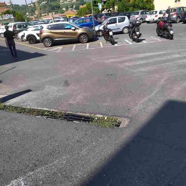 Imperia, griglia pericolosa nel parcheggio dietro la Provincia, il Comune corre ai ripari