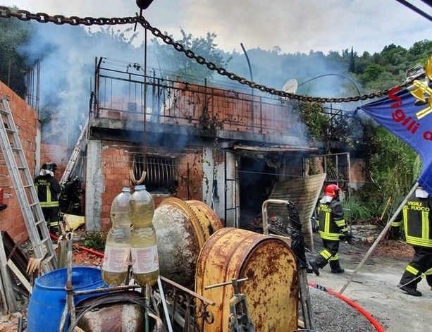 Pieve di Teco, incendio in frazione Calderara: arrestato l'anziano che ha appiccato il fuoco. La Procura lo accusa di strage