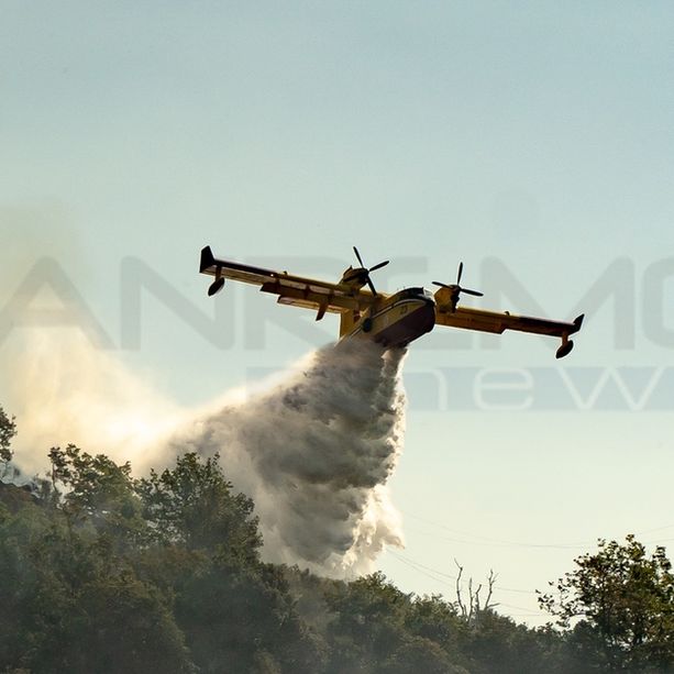 Incendi sotto controllo a Sanremo, Ceriana e Taggia: l'arrivo del vento preoccupa