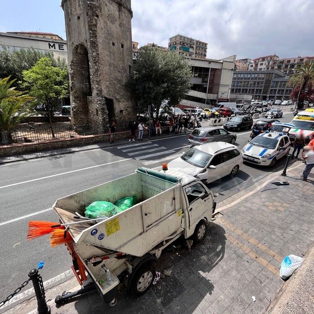Netturbino morto a Sanremo, si indaga per omicidio stradale: sequestrati mezzi e cellulare del guidatore