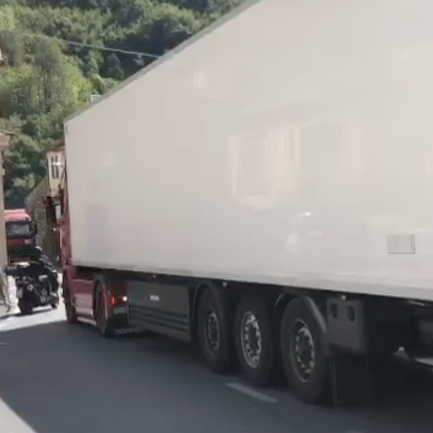 Pornassio, ennesimo incrocio tra due tir in un punto critico della Statale 28: traffico in tilt e coda di mezz'ora