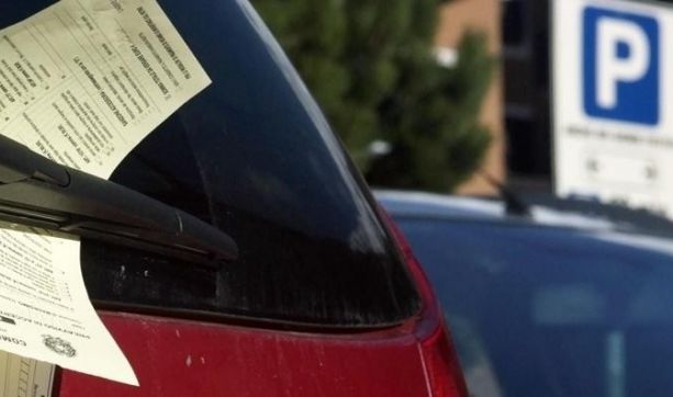 L'automobilista di Imperia multato: &quot;Il biglietto era caduto per terra, pensavo fosse visibile&quot;