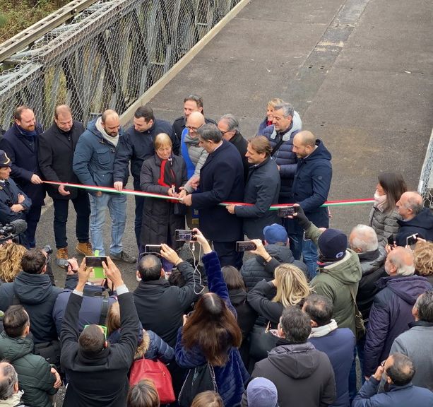 Rocchetta Nervina esce dall’isolamento: inaugurato il ponte che ricollega il paese alla Provinciale 68 (Foto e Video)