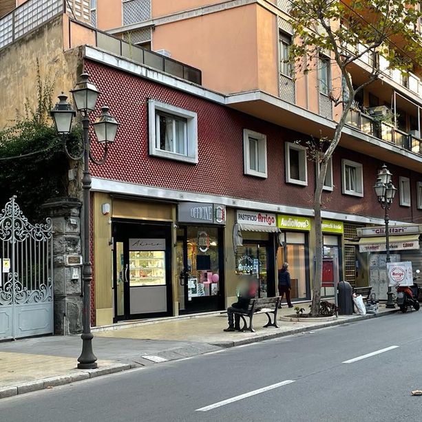 Sanremo: clochard di corso Garibaldi, il Comune replica ai commercianti &quot;La soluzione non è lo spostamento della panchina&quot;