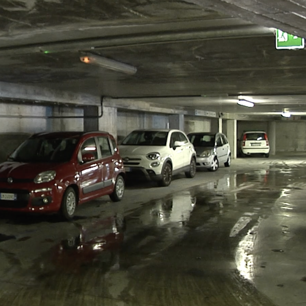 Imperia, parcheggio dell’ex Consorzio agrario. Una utente: “A piedi nudi per raggiungere le auto” (video)