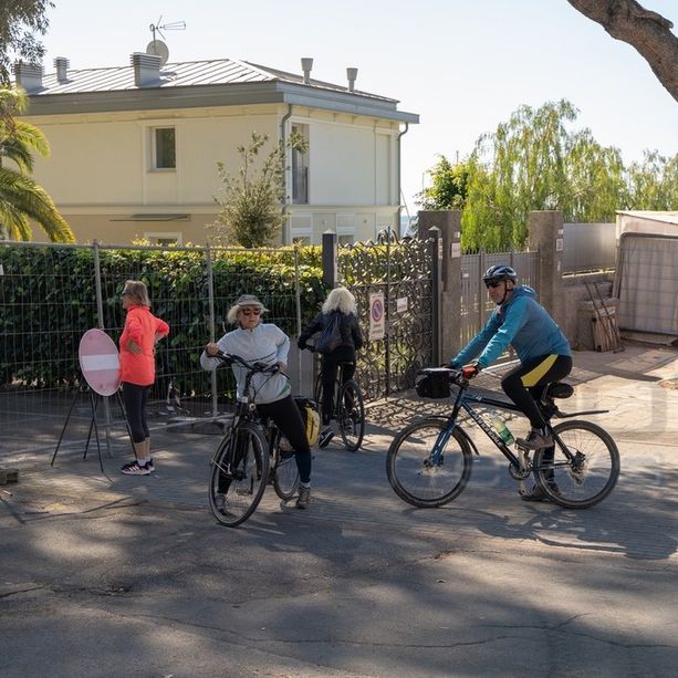 Sanremo: Pista Ciclabile chiusa per lavori di asfaltatura, una brutta sorpresa per molti turisti. Ecco cosa ci hanno detto (foto e video)