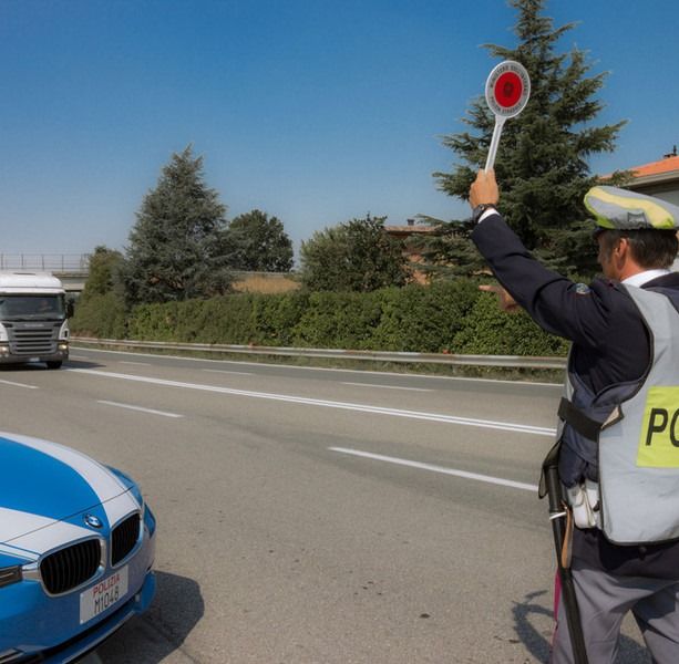 Sequestrati dalla Polstrada un trattore e un semirimorchio sull’Autofiori, era parcheggiato in senso di marcia opposto