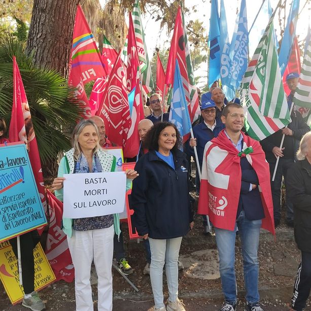 &quot;Basta morti sul lavoro!&quot;, i sindacati protestano davanti alla Prefettura di Imperia per chiedere formazione a scuola e patente a punti per le aziende