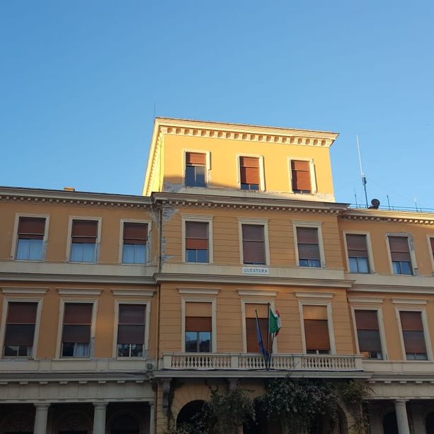 Imperia, armato di coltelli minaccia la moglie e prende a pugni il figlio: peruviano arrestato dalla polizia