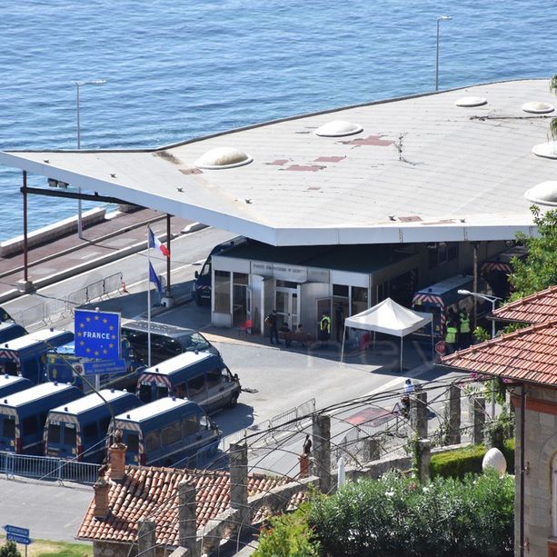 Migranti al confine, dalla Francia la smentita: “Nessun centro di accoglienza a Mentone”