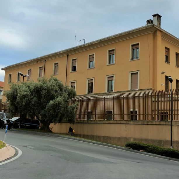 Imperia, carcere nel caos: scoperta distilleria alcolica in cella, bloccato lancio droga dall’esterno