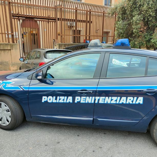 Scoppia la rivolta nel carcere di Imperia: sgabelli rotti, lenzuola date alle fiamme e slogan udibili in strada