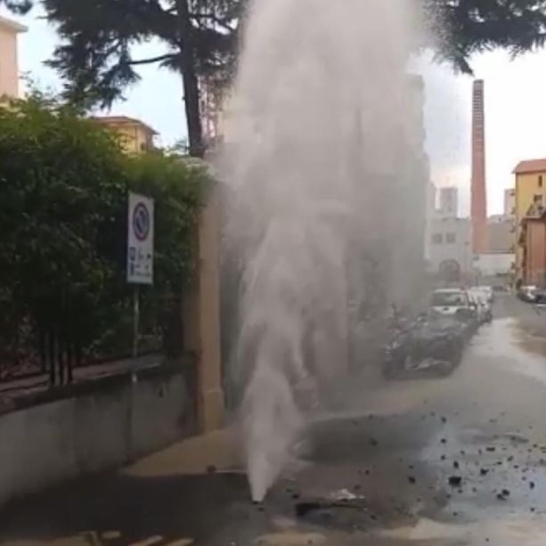 Imperia: ennesima rottura dell'acquedotto, geyser in via Foce (Foto)