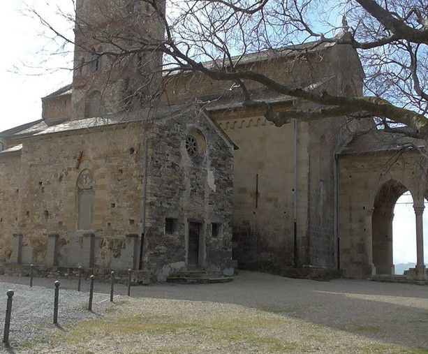 Rifiuti abbandonati al Santuario di Montegrazie, le proteste dei residenti