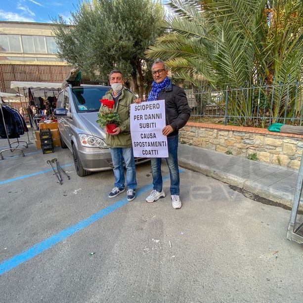 Cresce la protesta al Mercato di Sanremo: un altro ambulante in sciopero, &quot;Senza risposte dal Comune sarà la morte delle nostre attività&quot;