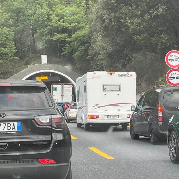 Sarà una giornata di traffico intenso e potenziali disagi per chi viaggia lungo il nodo autostradale ligure