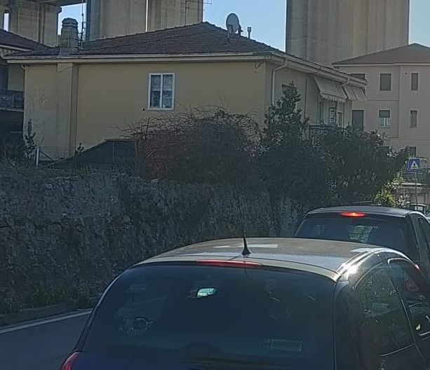 Imperia, traffico nel caos per i lavori di asfaltatura e incidente su Capo Berta