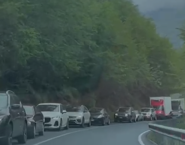 Rientro tra Liguria e Piemonte, traffico in tilt sulla Statale 28: lunghe code tra Pieve di Teco e Nava (video)