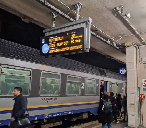 Pendolari del Ponente svantaggiati rispetto ai genovesi, scatta la protesta via social