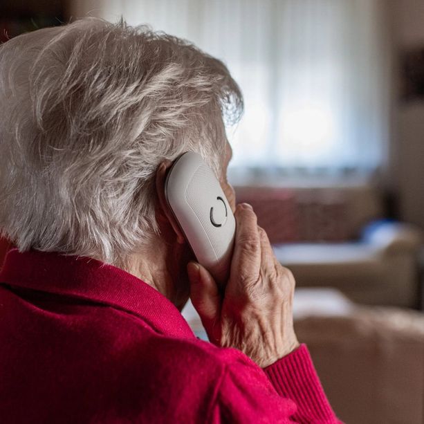 Falsi contratti dell’energia elettrica, la truffa di Natale corre sul filo del telefono