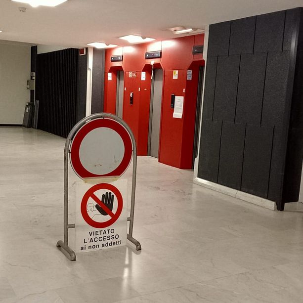 Terminato l'interrogatorio di Toti in un palazzo di giustizia blindato