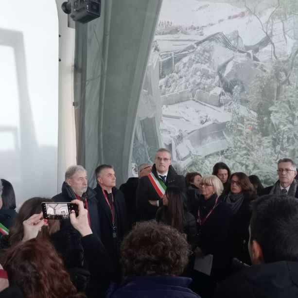 Il Memoriale del ponte Morandi apre le sue porte, Genova onora il ricordo delle quarantatré vittime: “Sia un presidio di verità”
