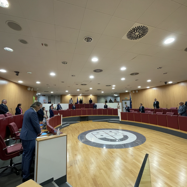 Polemica in consiglio regionale sul ricordo a Berlusconi, la giunta abbandona l’aula