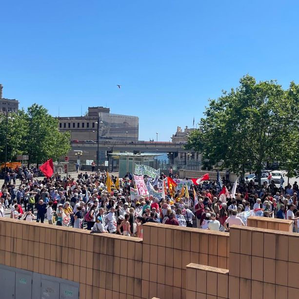 Partito il corteo contro i progetti calati dall'alto. In centinaia in piazza a Genova (foto)