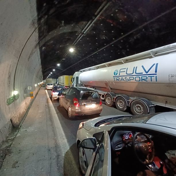 Camion perde carico in autostrada, chiuso il bivio tra A10 e A7