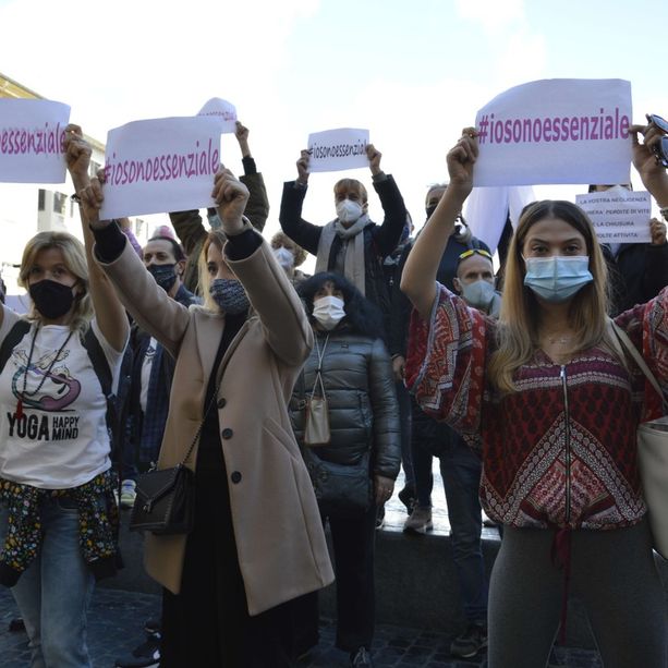 Protesta in piazza De Ferrari per le disposizioni anticovid: &quot;Vogliamo risposte da Regione e Comune&quot; (FOTO e VIDEO)