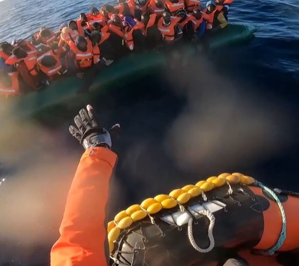 Geo Barents, prosegue il viaggio della nave diretta a Spezia, il sindaco lancia l'allarme sull'assistenza medica (Foto e video)