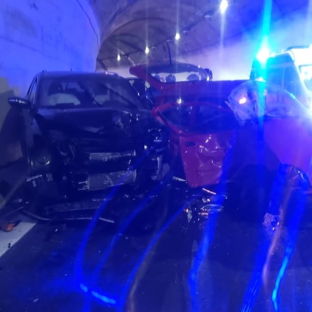 Altro incidente in A10: scontro tra auto nella galleria Natta, allo svincolo di Celle. Un giovane grave