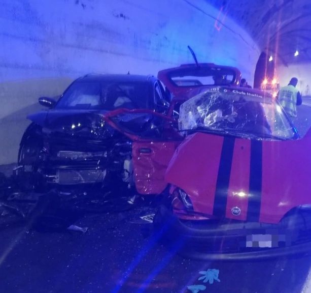 Scontro tra auto in A10 a Celle,  in prognosi riservata il 17enne ferito: verrà operato