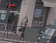 Minaccia agente immobiliare, lo rapina e lo colpisce con lo spray al peperoncino: arrestato dai carabinieri 70enne di Alassio