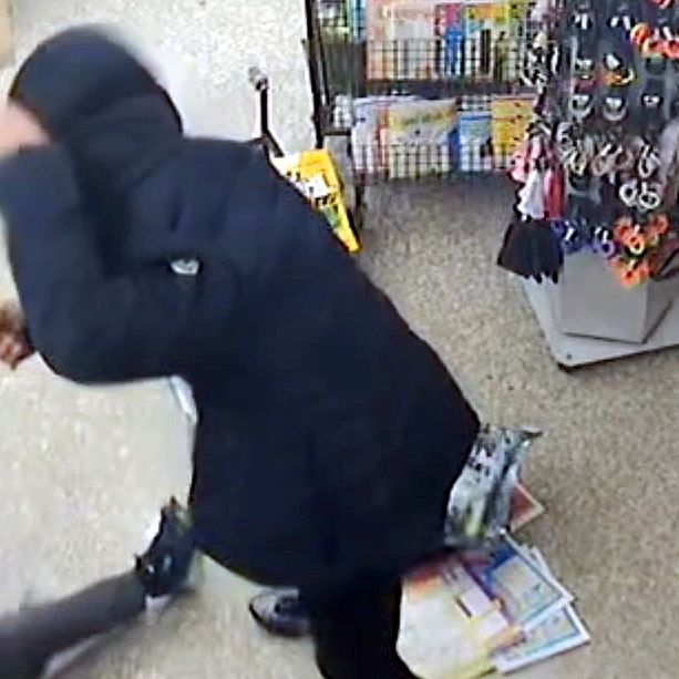 Rapina in tabaccheria a Borghetto Santo Spirito: il malvivente punta una pistola, l'esercente lo mette in fuga (VIDEO)
