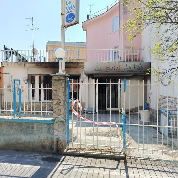 Varazze, incendio nell'ex hotel La Vela: il Sindaco firmerà un'ordinanza di messa in sicurezza