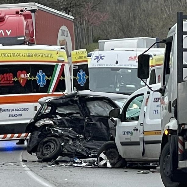 Cairo, scontro frontale su viale Brigate Partigiane: coinvolte un'auto e un furgoncino, mobilitati i soccorsi